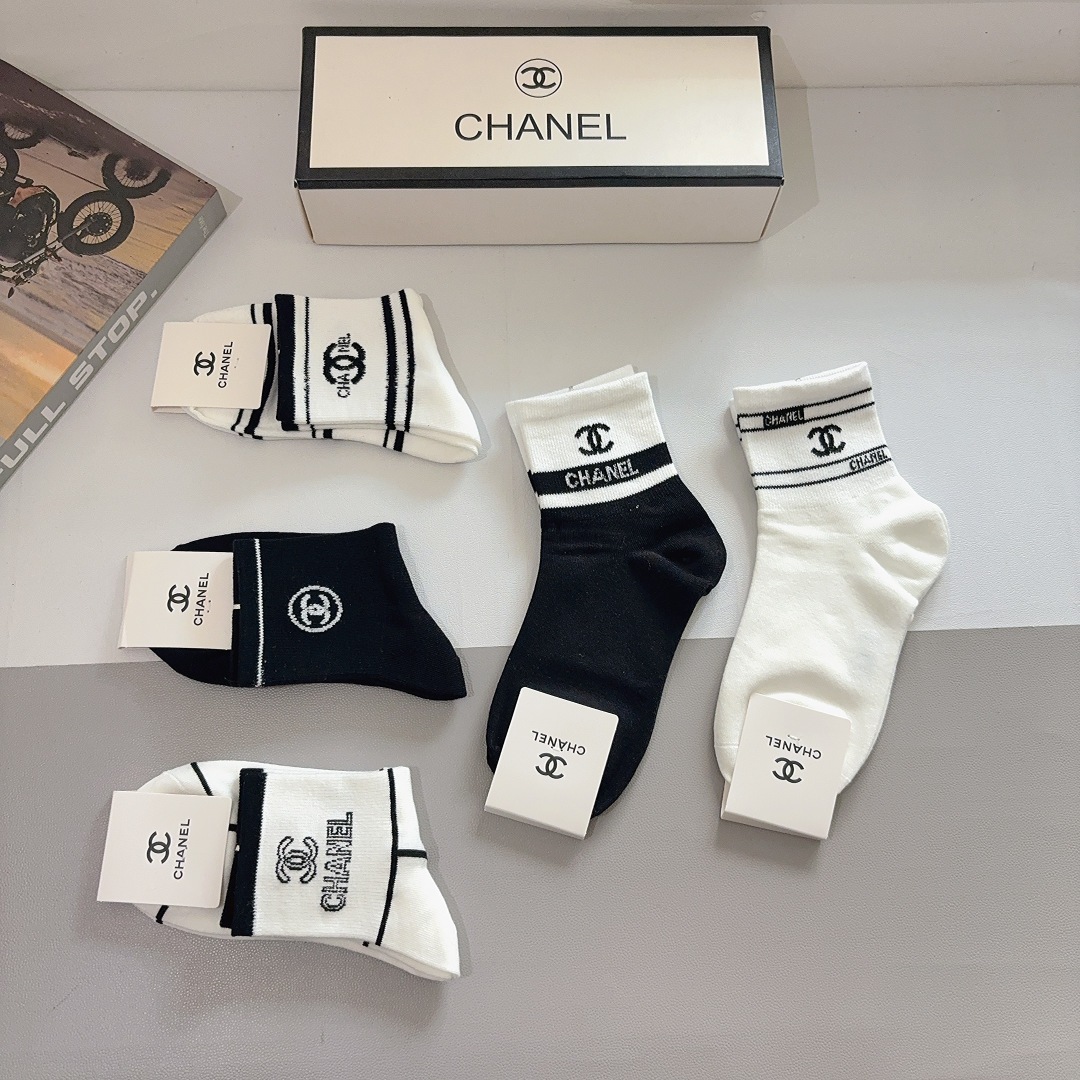 配包装（一盒5双）CHANEL 香奈儿经典中筒袜子❗️高版本纯棉材质柔软，秒杀市场普通货，经典的双C图案
