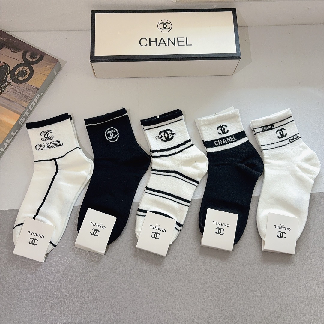 配包装（一盒5双）CHANEL 香奈儿经典中筒袜子❗️高版本纯棉材质柔软，秒杀市场普通货，经典的双C图案