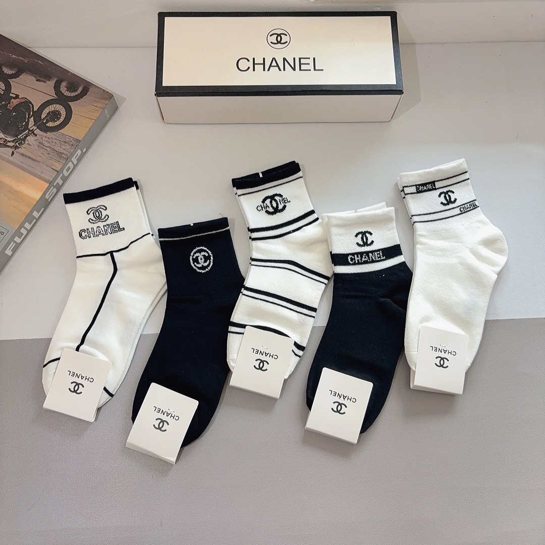 配包装（一盒5双）CHANEL 香奈儿经典中筒袜子❗️高版本纯棉材质柔软，秒杀市场普通货，经典的双C图案