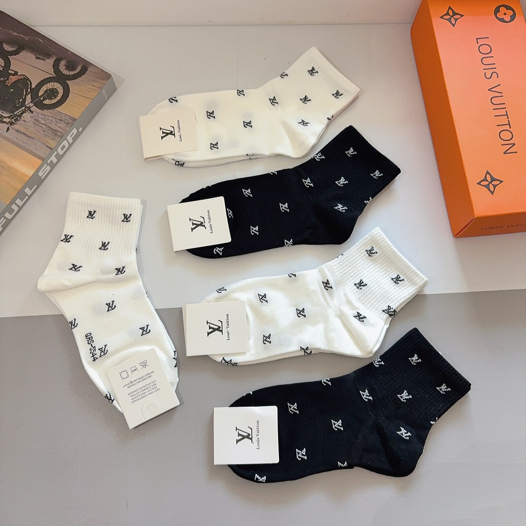 配包装（一盒5双） 🌟 LV 路易威登 超火爆小单品，纯棉面料，潮人必备 爆款，经典字母logo中筒袜，