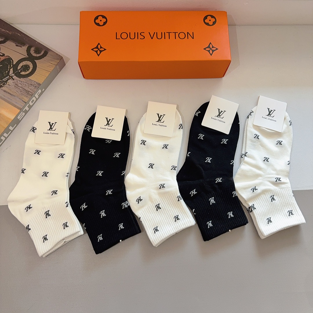 配包装（一盒5双） 🌟 LV 路易威登 超火爆小单品，纯棉面料，潮人必备 爆款，经典字母logo中筒袜，