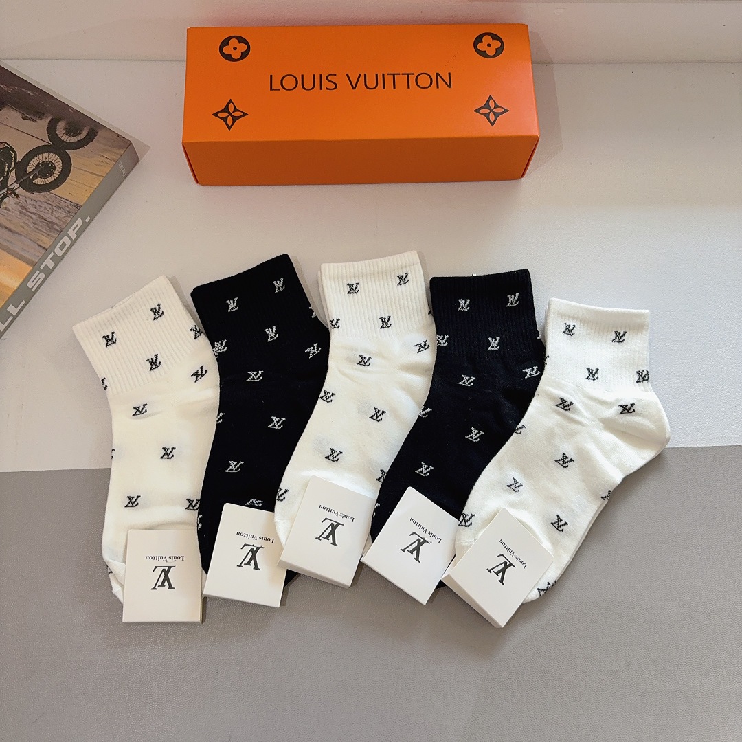 配包装（一盒5双） 🌟 LV 路易威登 超火爆小单品，纯棉面料，潮人必备 爆款，经典字母logo中筒袜，