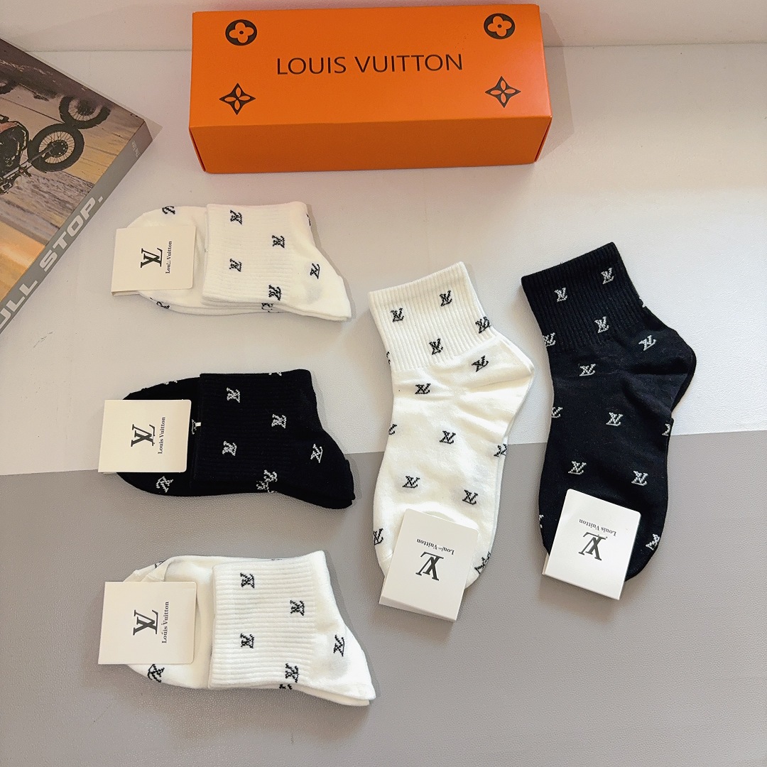 配包装（一盒5双） 🌟 LV 路易威登 超火爆小单品，纯棉面料，潮人必备 爆款，经典字母logo中筒袜，