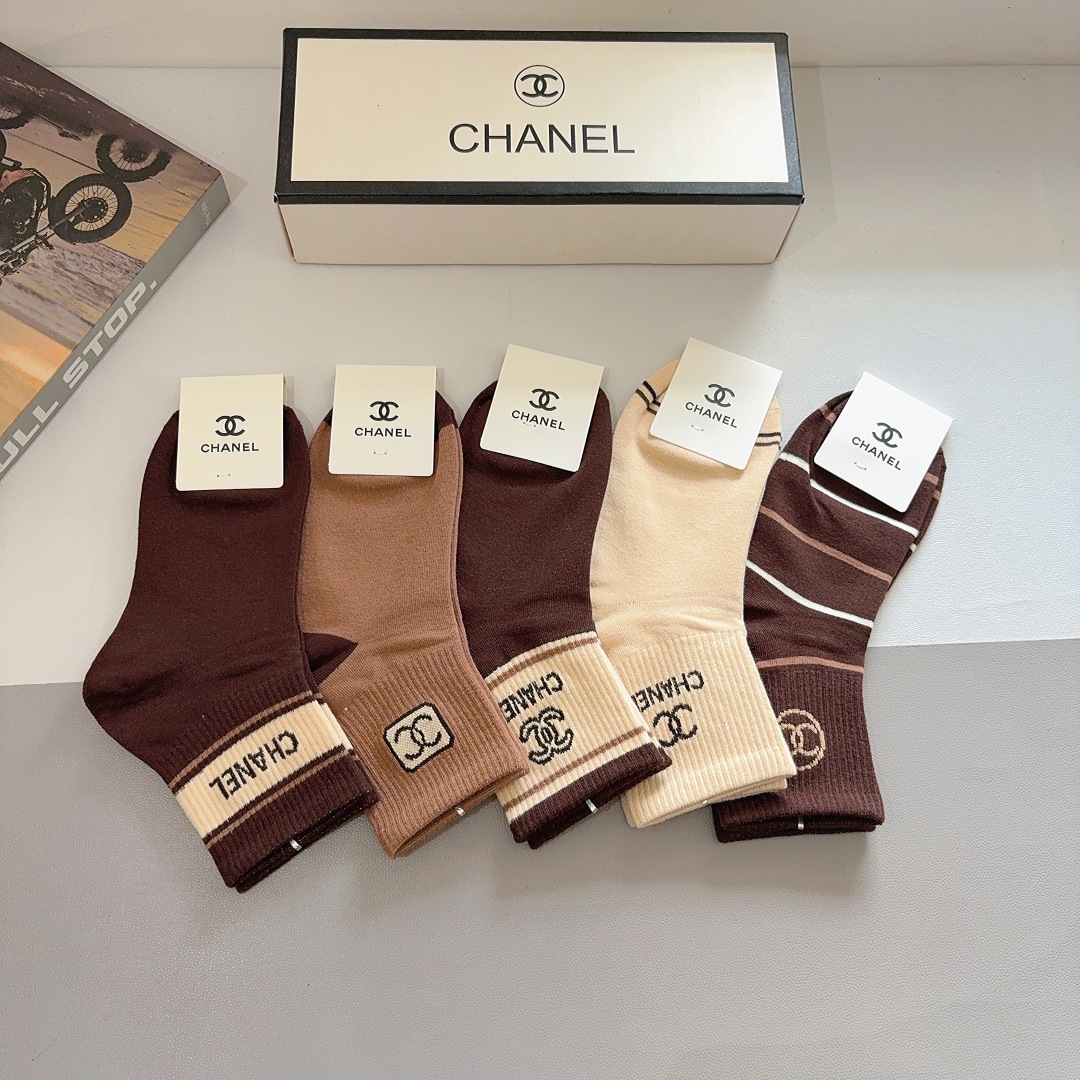 配包装（一盒5双）CHANEL 香奈儿经典中筒袜子❗️高版本纯棉材质柔软，秒杀市场普通货，经典的双C图案