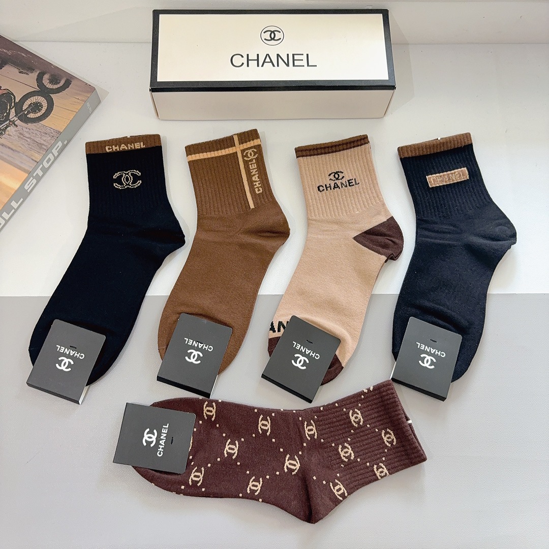 配包装（一盒5双） CHANEL 香奈儿 超火爆男款中筒袜子、纯棉面料，潮人必备款，个性时尚百搭款，！你