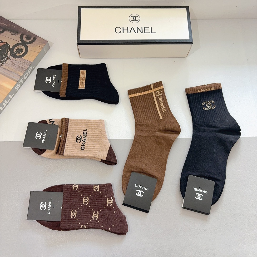 配包装（一盒5双） CHANEL 香奈儿 超火爆男款中筒袜子、纯棉面料，潮人必备款，个性时尚百搭款，！你