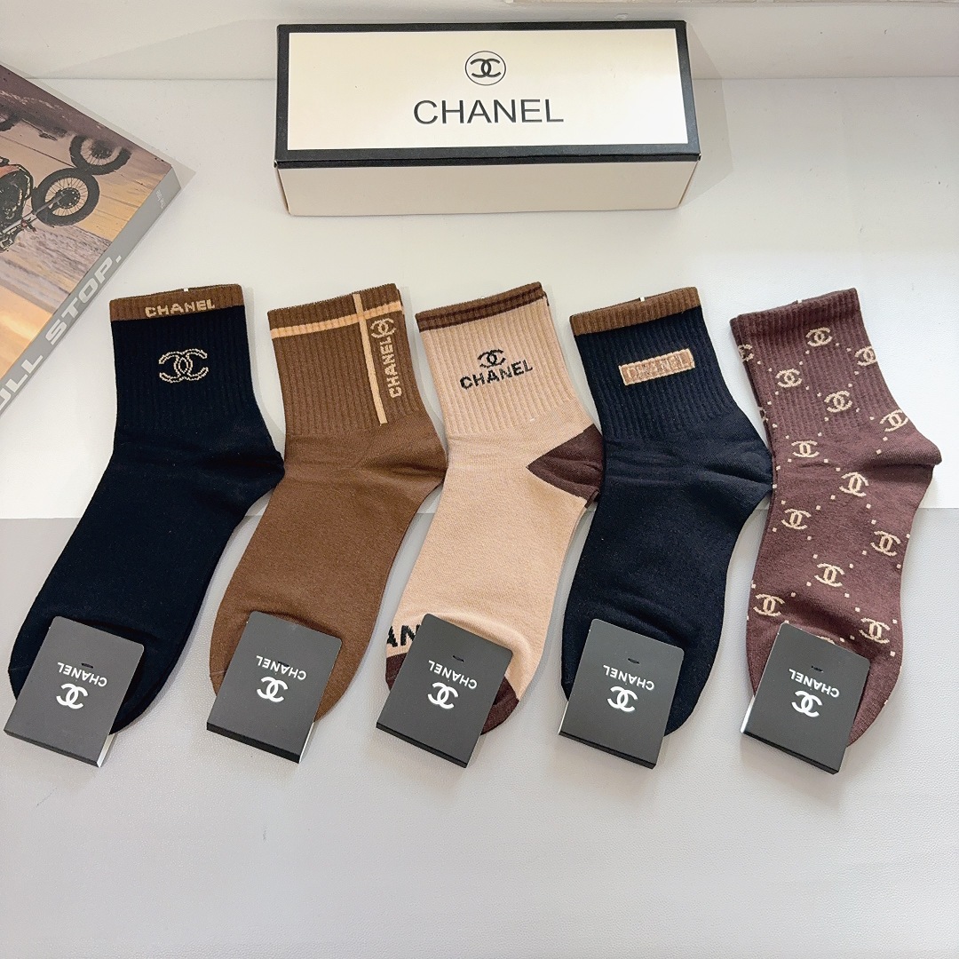 配包装（一盒5双） CHANEL 香奈儿 超火爆男款中筒袜子、纯棉面料，潮人必备款，个性时尚百搭款，！你