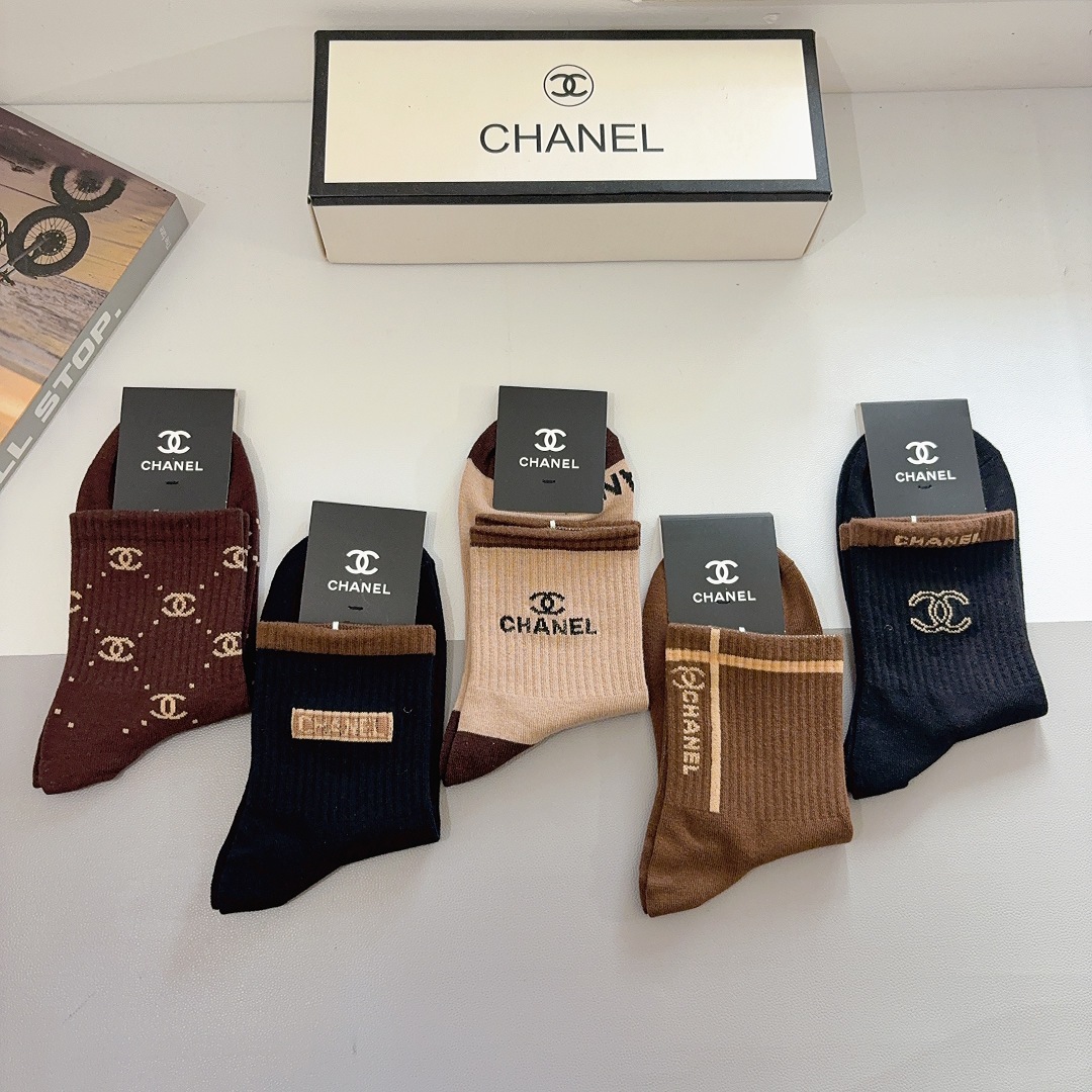 配包装（一盒5双） CHANEL 香奈儿 超火爆男款中筒袜子、纯棉面料，潮人必备款，个性时尚百搭款，！你
