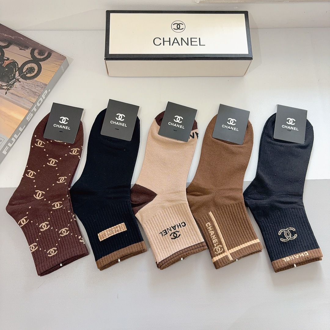 配包装（一盒5双） CHANEL 香奈儿 超火爆男款中筒袜子、纯棉面料，潮人必备款，个性时尚百搭款，！你
