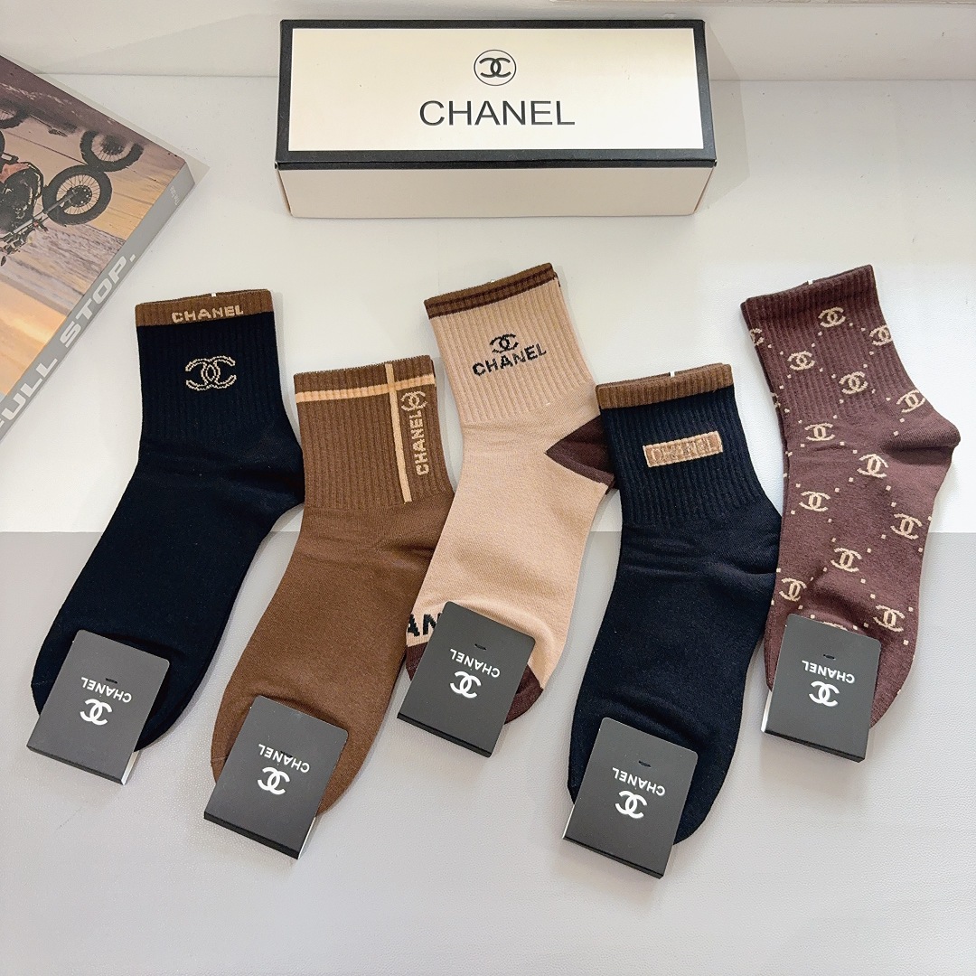 配包装（一盒5双） CHANEL 香奈儿 超火爆男款中筒袜子、纯棉面料，潮人必备款，个性时尚百搭款，！你