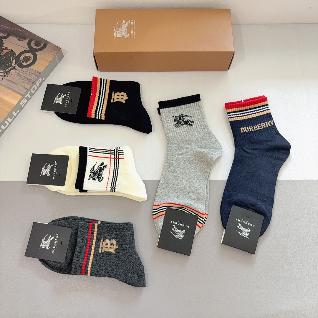 配包装（一盒5双） Burberry 巴宝莉 超火爆男款中筒袜子、纯棉面料，潮人必备款，个性时尚百搭款，