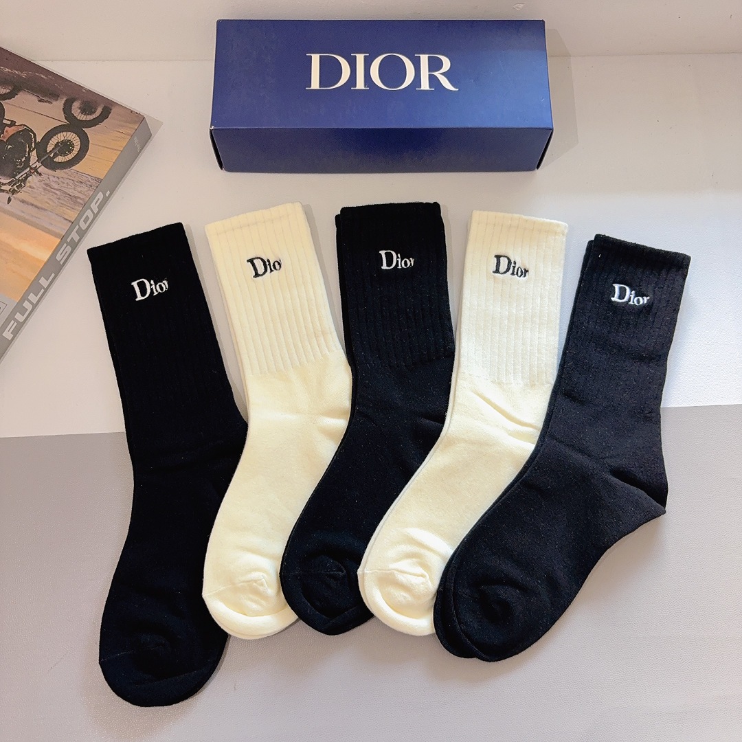 配包装（一盒5双）Dior 迪奥 新款经典logo刺绣长筒袜子！专柜同步袜子，💛大牌出街，潮人必备🔥超好
