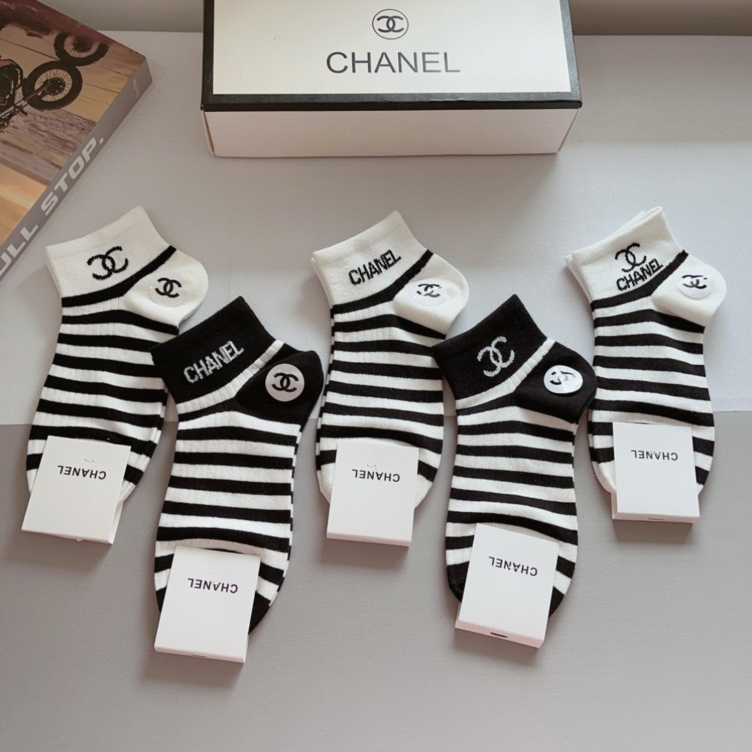 配包装（一盒5双）CHANEL 香奈儿经典袜子❗️高版本纯棉材质柔软，秒杀市场普通货，经典的双C图案lo