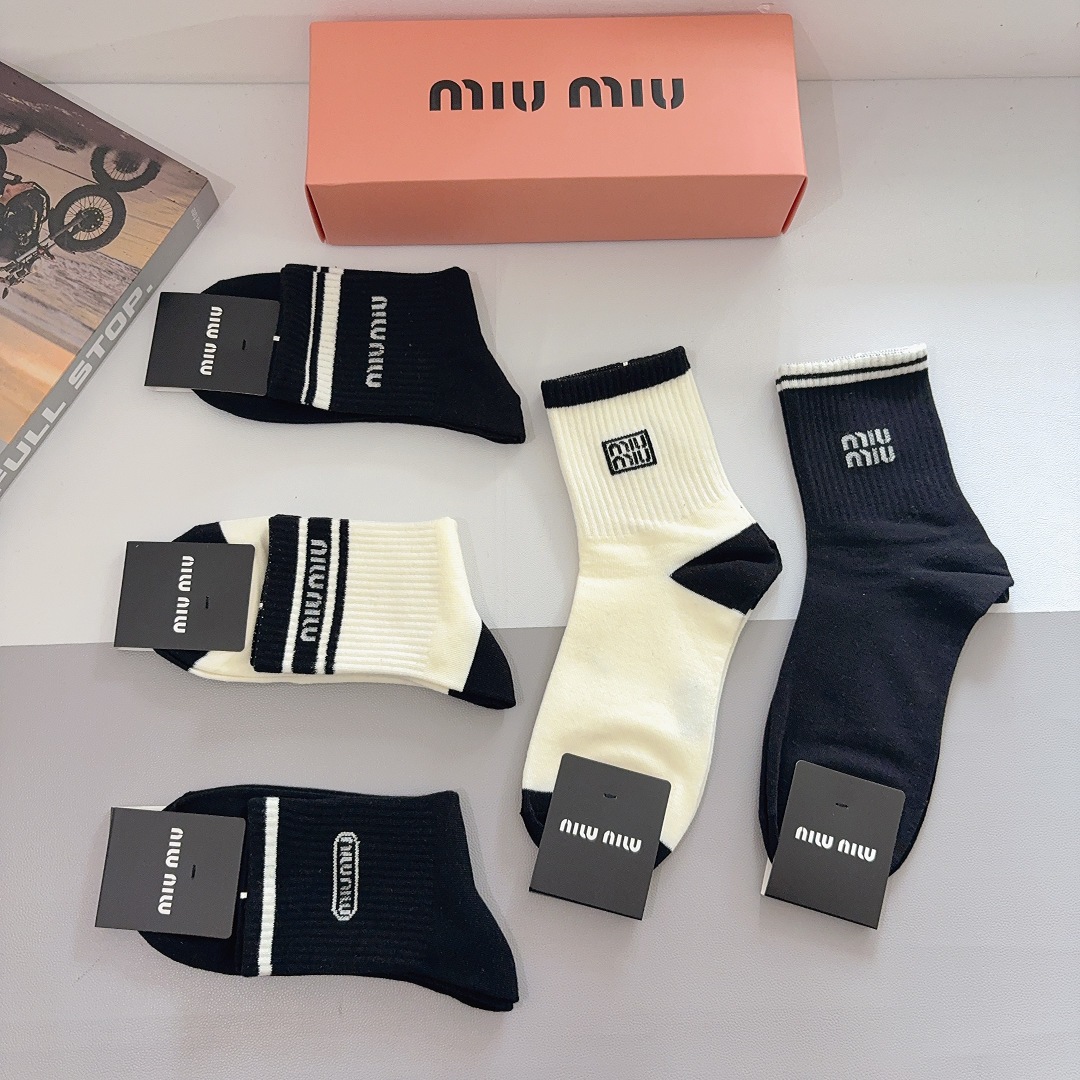 配包装（一盒5双） miumiu （缪缪）新款中筒男款袜子，纯棉面料，潮人必备 ，经典字母 个性时尚百搭
