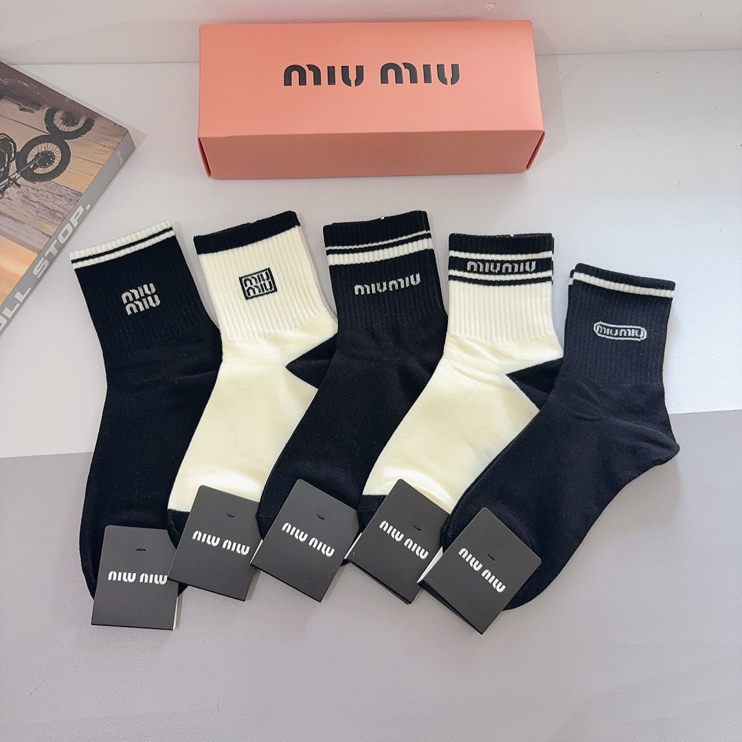 配包装（一盒5双） miumiu （缪缪）新款中筒男款袜子，纯棉面料，潮人必备 ，经典字母 个性时尚百搭