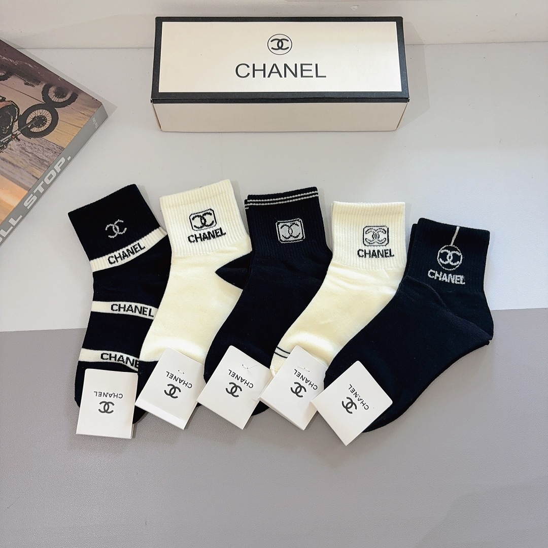 配包装（一盒5双）CHANEL 香奈儿经典中筒袜子❗️纯棉材质、经典双C图案logo，专柜同步袜子❗️大