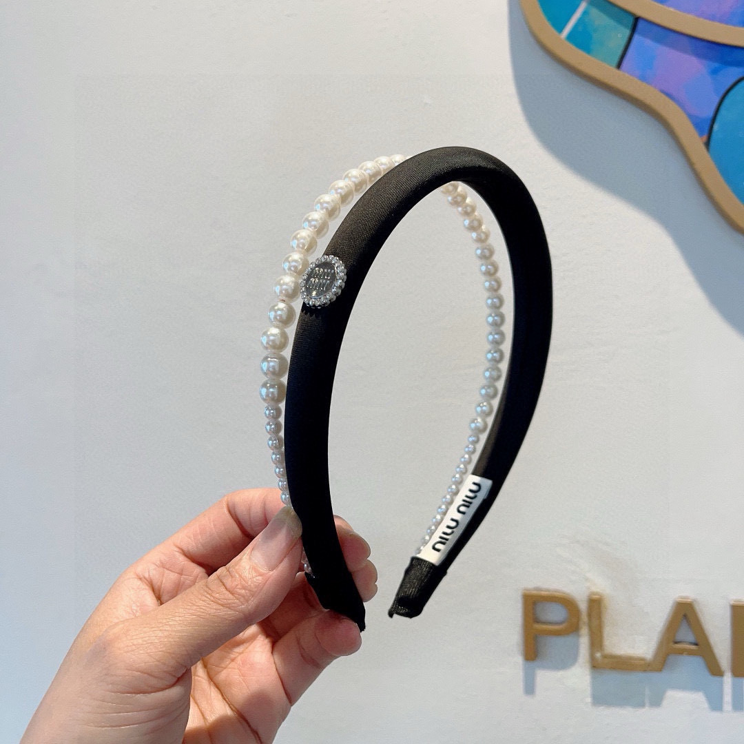 NO:372081,Packaging miumiu new Korean version of alphabet pearl headband, all the details are taken in real photos!  The special fabric is very textured and classic and versatile!  hairpins, hairpins, miumiu, hairpins19860909配包装 miumiu 缪缪 新款韩版字母珍珠发箍,细节全部实拍！特制面料非常显质感、经典百搭款！发夹,发夹,miumiu,hairpins,accessory