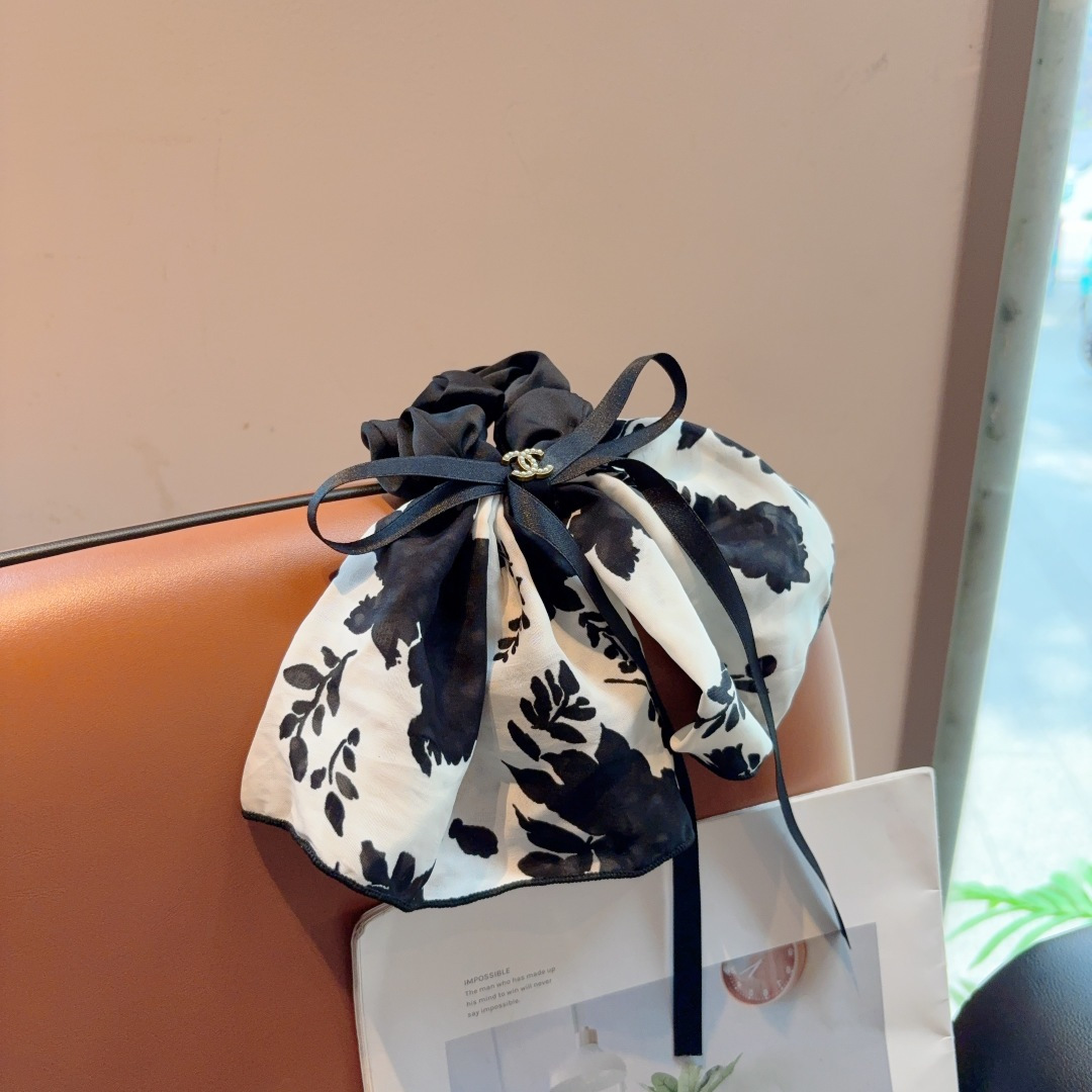 NO:372053,Packaging CHANEL letter streamer ponytail hair ring bow colon ring, high-end Korean rubber band, classic design, high-end and atmospheric, celebrity style, hairpins, hairpins, chanel, chanel, hairpins19860909配包装 CHANEL（香奈儿）字母飘带马尾发圈 蝴蝶结肠圈,高档韩版皮筋,经典花型设计, 高端大气,名媛范儿,发夹,发夹,chanel,chanel,hairpins,accessory