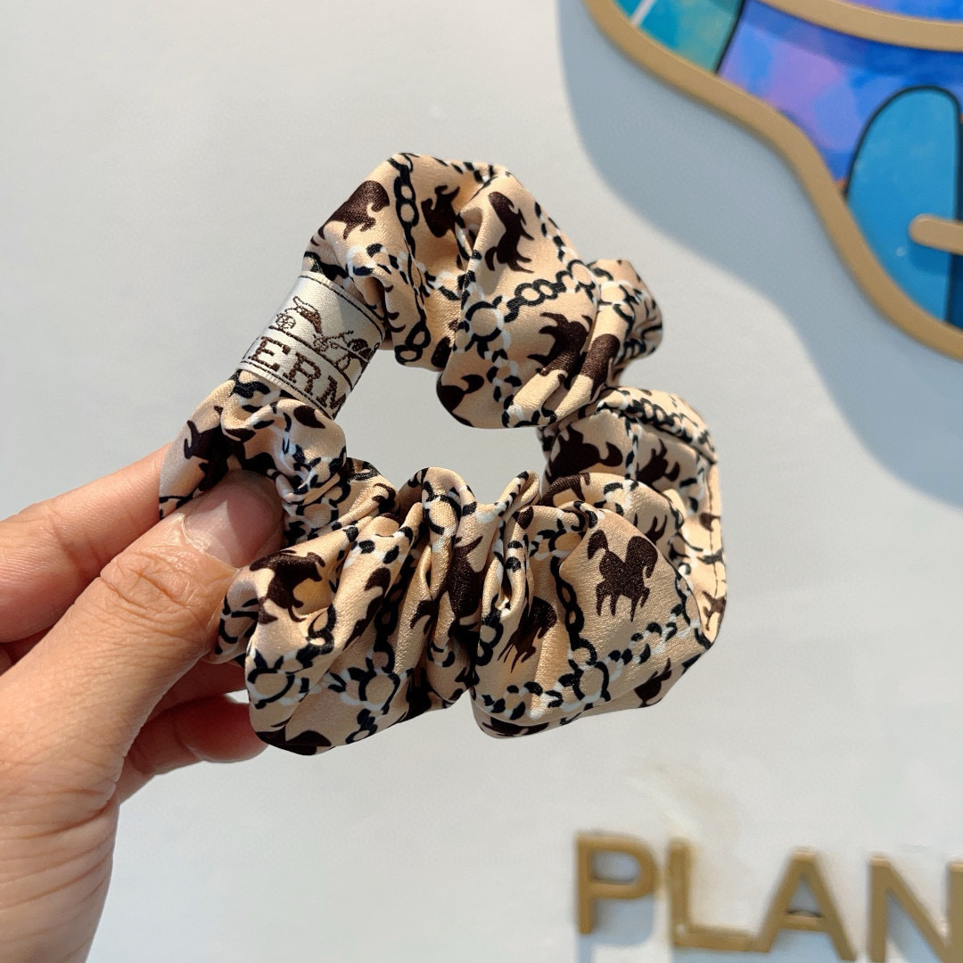 NO:372058,Packaging HERMES (Hermes) imported large intestinal ring rubber band, silk satin celebrity hair rope head rope versatile, details are all shot. The special fabric is very textured!  hairpins, hairpins, hermes, hermes, real silk, hairpins19860909配包装 HERMES（爱马仕）进口大肠圈皮筋、真丝缎面名媛发绳头绳百搭款、细节全部实拍 特制面料非常显质感 ！发夹,发夹,hermes,hermes,real silk,hairpins,accessory
