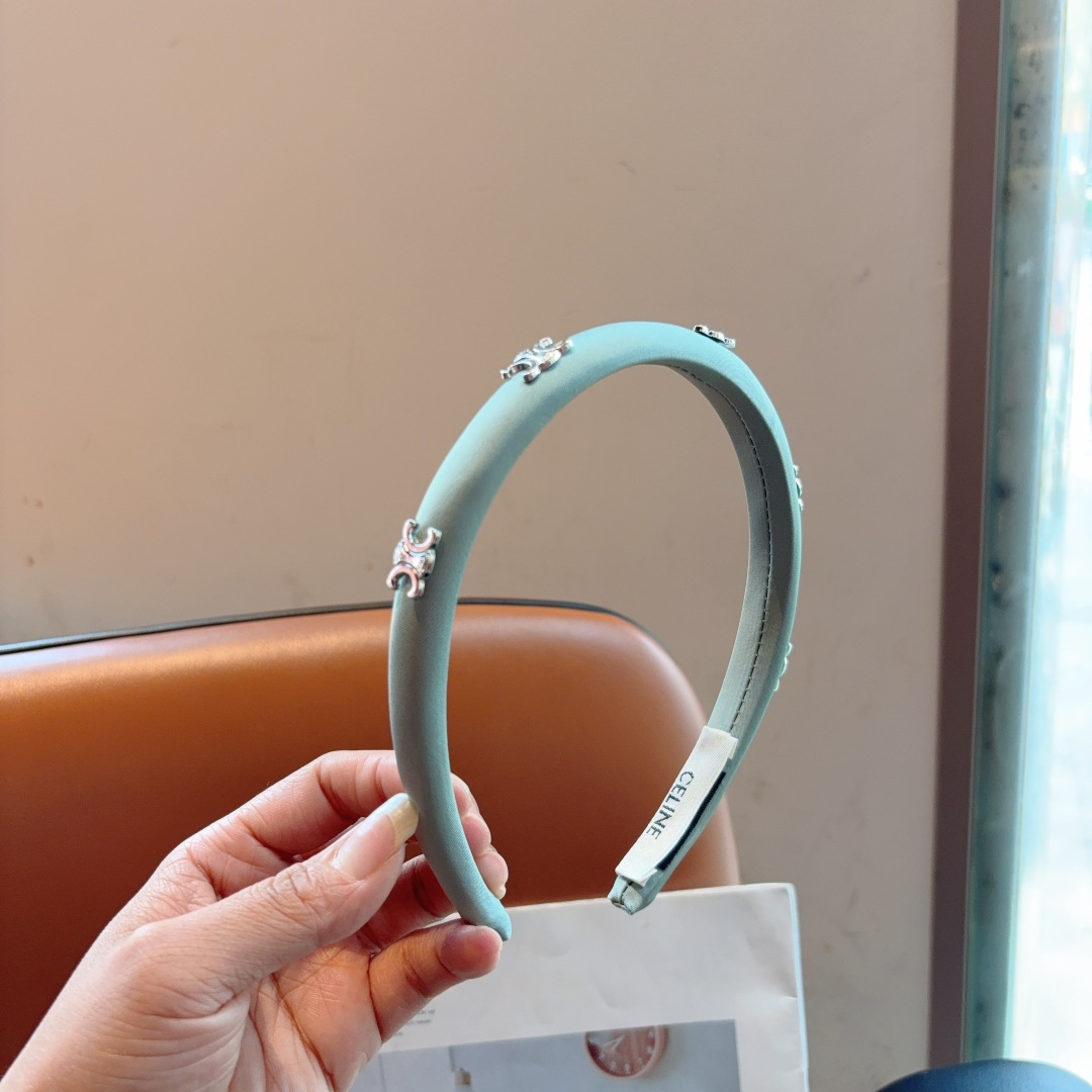 NO:372078,Packaging CELINE (Celin) new fashion internet celebrity hairband, small headband showing face, comfortable and stress-free, high-end feel very fashionable and versatile hairpins, hairpins, celine, celine, hairpins19860909配包装 CELINE（赛琳）时尚网红新款发箍,显脸小头箍 佩戴舒适无压力,高级感外出非常时尚百搭发夹,发夹,celine,celine,hairpins,accessory