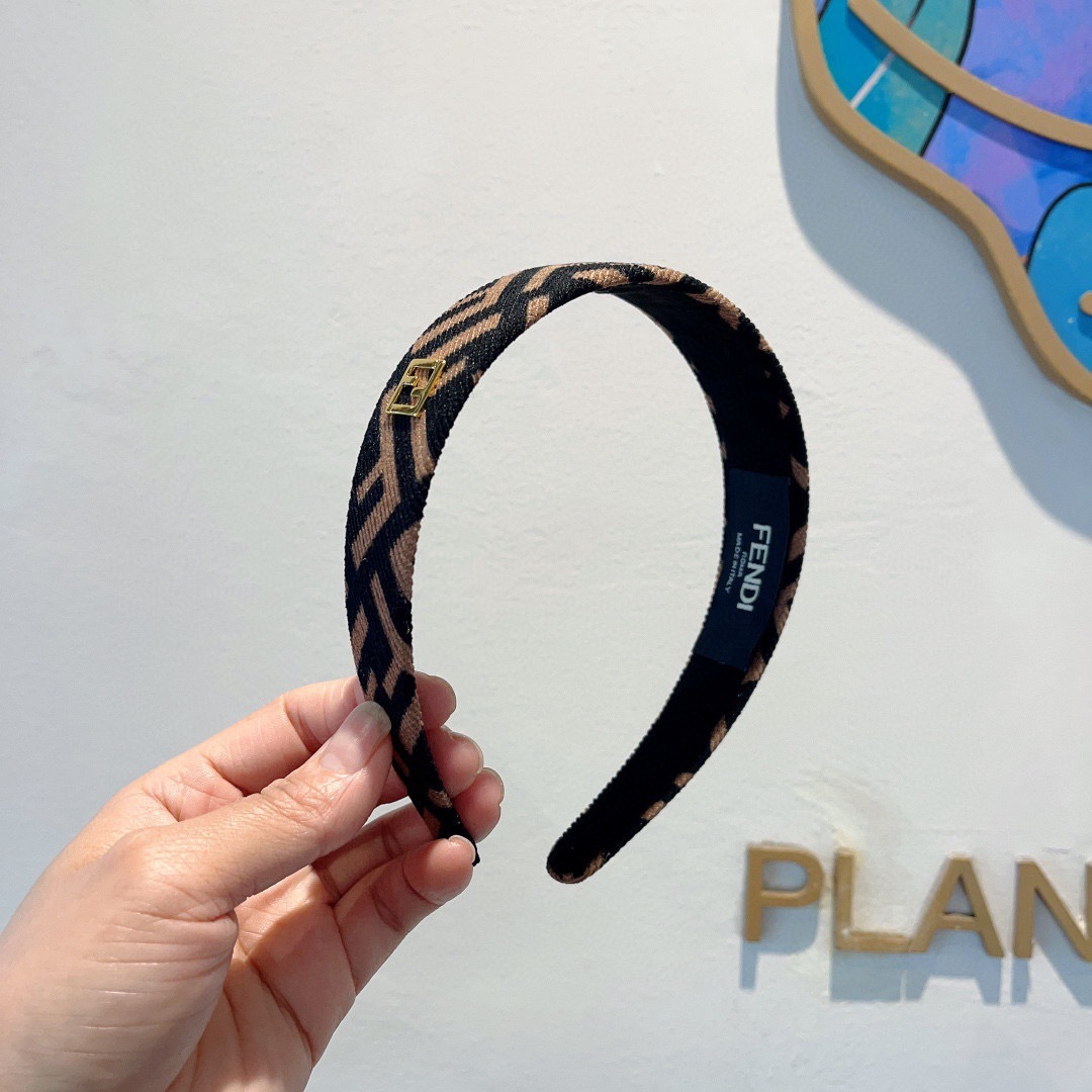 NO:372088,Packaging FENDI Popular new headband, wide version original single product, simple and versatile, trendy women's essentials, super high-end!  hairpins, hairpins, fendi, fendi, hairpins19860909配包装 FENDI 芬迪 火爆新款发箍,宽版原单货, 简约百搭,潮女必备品,超级的高大上！发夹,发夹,fendi,fendi,hairpins,accessory