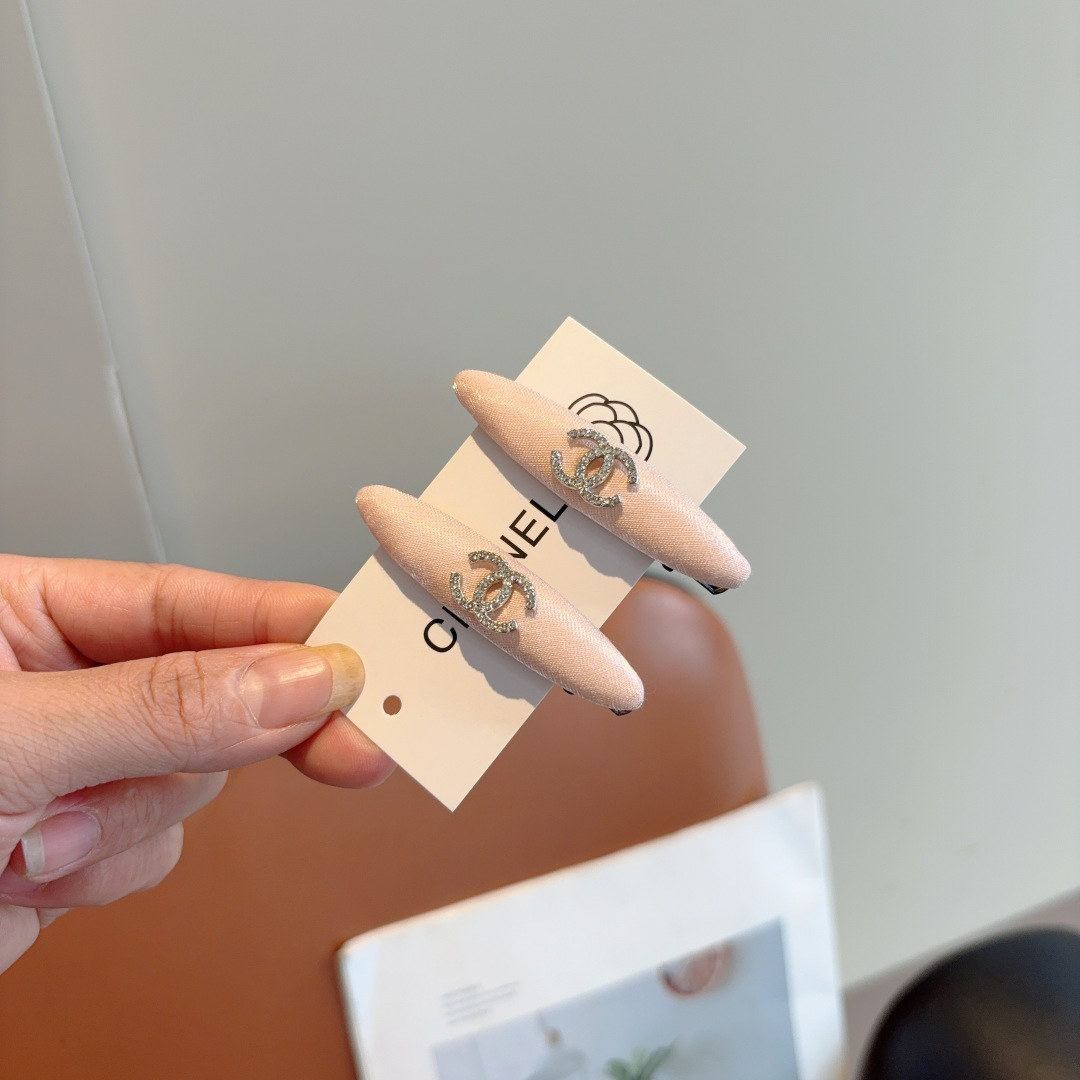 NO:372070,Packaging (one pair) CHANEL (Chanel) High-end new hair clip BB clip, classic letter logo edge clip bang clip hair accessories, high-end Japanese and Korean fantasy girl simple and versatile style!  hairpins, hairpins, chanel, chanel, hairpins19860909配包装（一对） CHANEL（香奈儿） 高端新款发夹BB夹、经典字母logo边夹刘海夹发饰, 高级感日韩幻彩少女简约百搭款！发夹,发夹,chanel,chanel,hairpins,accessory