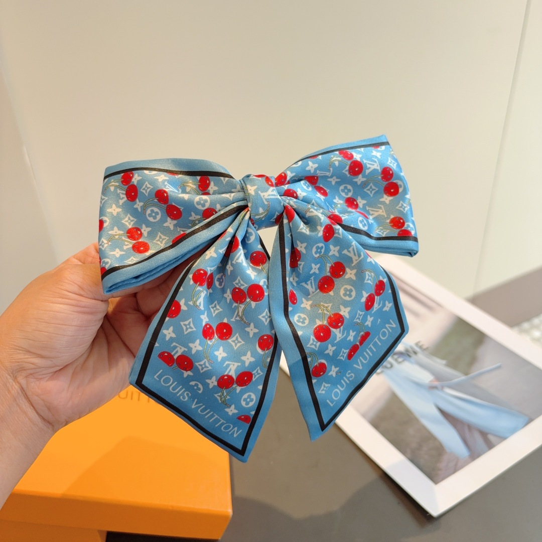 NO:372085,Packaged with LV (Louis Vuitton) popular Murakami Takashi Sakura Series Bow Hairpin Slingshot Clip Classic Bow Headdress, super versatile!  Recommended by knocking on the blackboard, letting you become a big brand instantly!  hairpin, hairpin, louis vuitton, louis vuitton, hairpins19860909配包装 LV（路易威登）爆款村上隆樱花系列蝴蝶结发夹 弹弓夹 经典蝴蝶结头饰,超级百搭哦！敲黑板推荐,让你秒变大牌范儿！发夹,发夹,louis vuitton,louis vuitton,hairpins,accessory