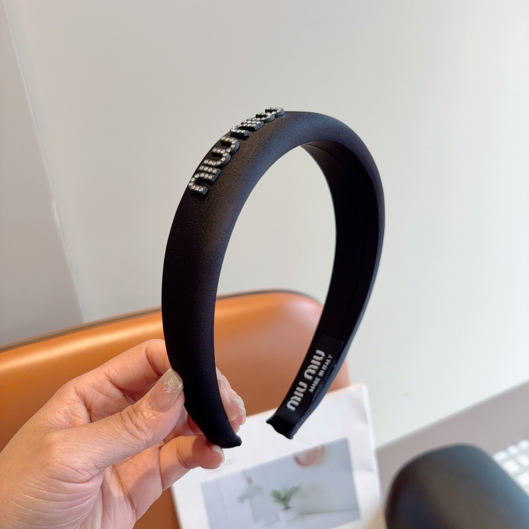 NO:372090,Packaging miumiu new Korean satin letter headband, all the details are shot!  Rhinestone special fabric is very textured, classic and never out of time hairpins, hairpins, miumiu, hairpins19860909配包装 miumiu 缪缪 新款韩版缎面字母发箍,细节全部实拍！水钻特制面料非常显质感、经典而又永不过时发夹,发夹,miumiu,hairpins,accessory