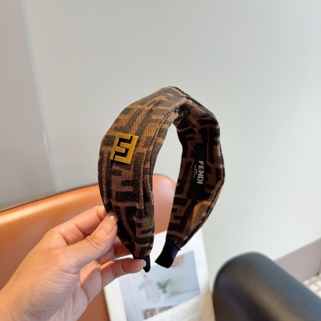 NO:372091,Packaging FENDI classic double F cross-type headband, retro headband, simple and versatile, a must-have for trendy women, super high-end!  hairpins, hairpins, fendi, fendi, hairpins19860909配包装 FENDI 芬迪 经典双F交叉款发箍,复古头箍,简约百搭,潮女必备品,超级的高大上！发夹,发夹,fendi,fendi,hairpins,accessory