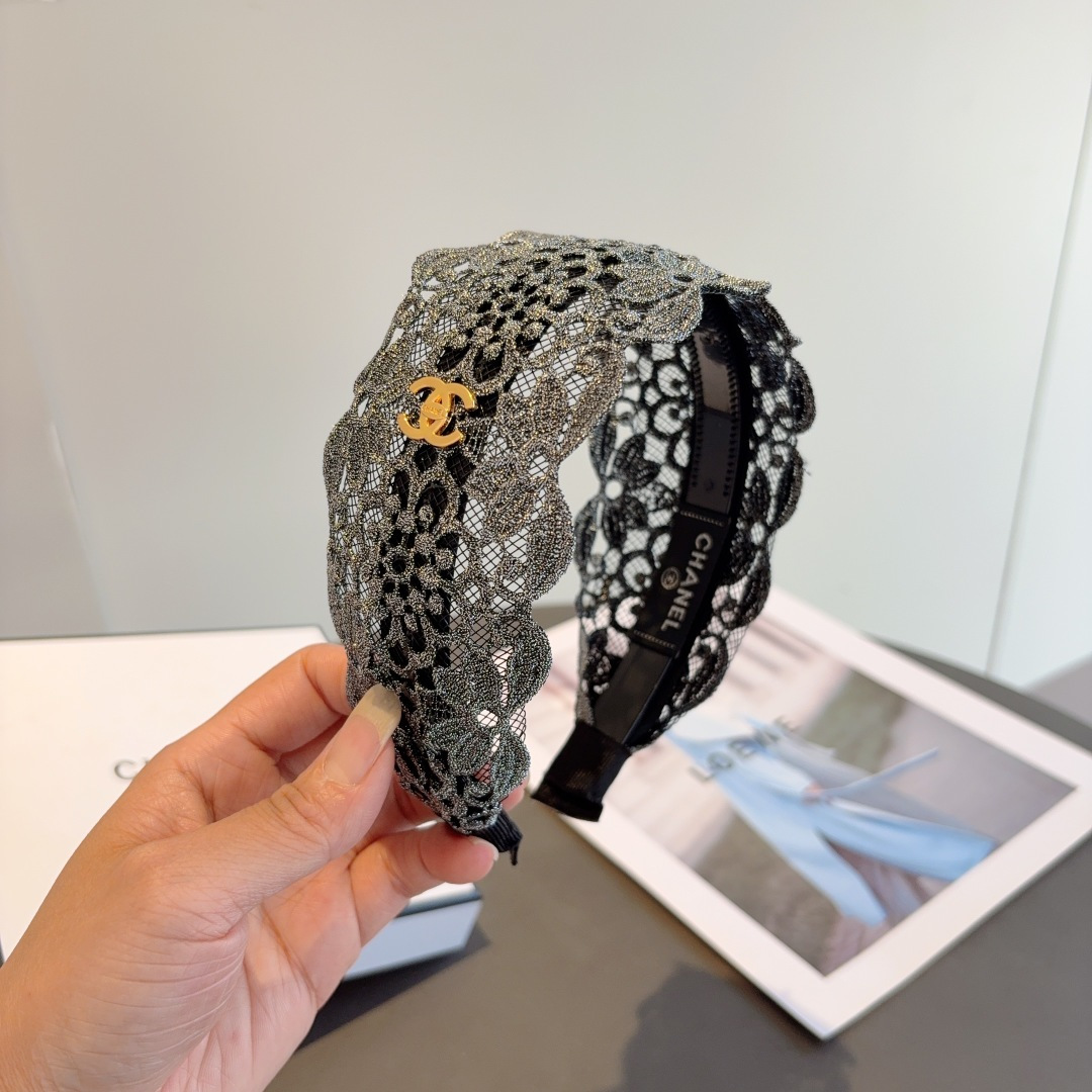 NO:372200,Packaging CHANEL (Chanel) new small fragrance lace headband, new product huge face-showing small headband, popular internet celebrity products recommended, paired with high-end double C logo, super exquisite, fashionable and versatile!  hairpins, hairpins, chanel, chanel, hairpins19860909配包装 CHANEL（香奈儿）新款小香花边发箍,新品巨显脸小头箍,网红爆款推荐 搭配高端双Ｃlogo ,超精致时尚百搭！发夹,发夹,chanel,chanel,hairpins,accessory