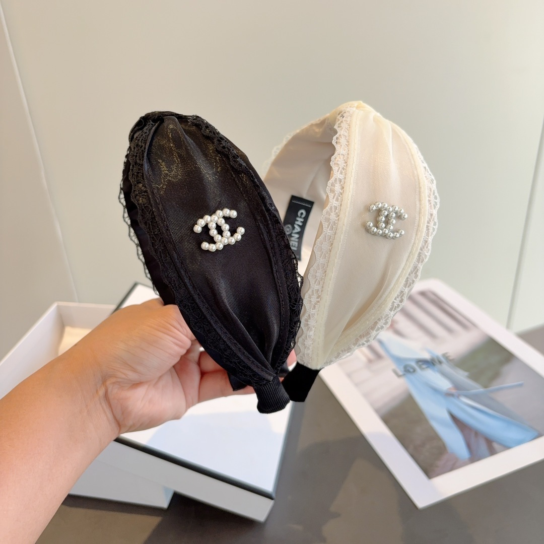 NO:372202,Packaging CHANEL (Chanel) latest model of small fragrance high cranial wide version of hairband, retro headband, popular internet celebrity products recommended. It is matched with high-end materials, super exquisite, fashionable and versatile. Hairpins, hairpins, chanel, chanel, hairpins19860909配包装 CHANEL（香奈儿）最新款小香高颅顶宽版发箍,复古头箍,网红爆款推荐 搭配高端材质,超精致,时尚百搭.发夹,发夹,chanel,chanel,hairpins,accessory