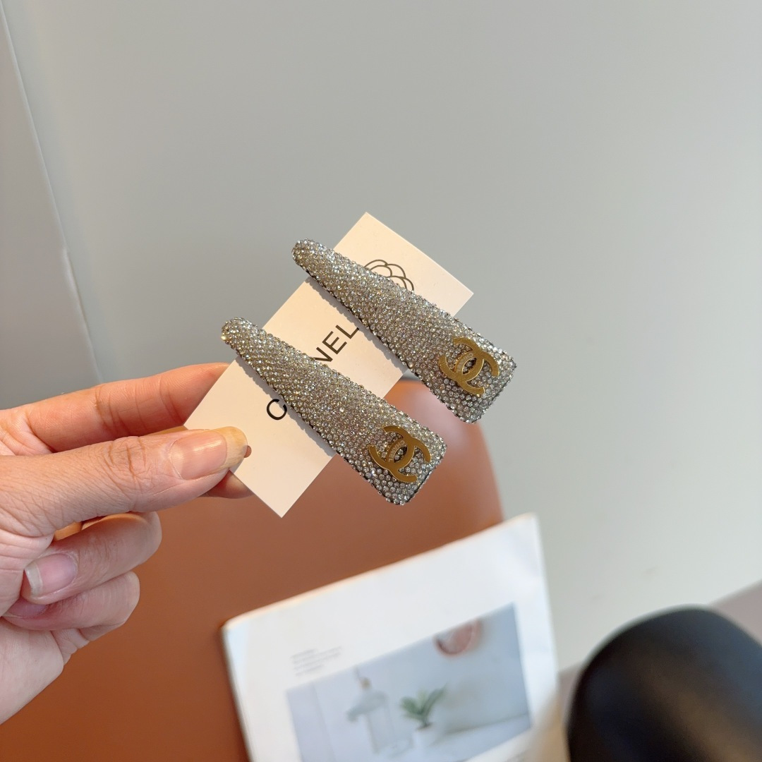 NO:372206,Packaging (one pair) CHANEL (Chanel) High-end new hair clip BB clip, classic letter logo edge clip bang clip hair accessories, high-end Japanese and Korean fantasy girl simple and versatile style!  hairpins, hairpins, chanel, chanel, hairpins19860909配包装（一对） CHANEL（香奈儿） 高端新款发夹BB夹、经典字母logo边夹刘海夹发饰, 高级感日韩幻彩少女简约百搭款！发夹,发夹,chanel,chanel,hairpins,accessory