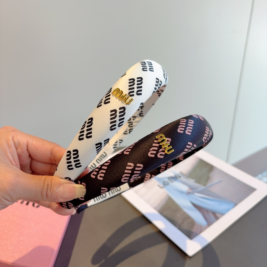 NO:372216,Packaging miumiu new Korean satin letter headband, all the details are shot!  Rhinestone special fabric is very textured, classic and never out of time hairpins, hairpins, miumiu, hairpins19860909配包装 miumiu 缪缪 新款韩版缎面字母发箍,细节全部实拍！水钻特制面料非常显质感、经典而又永不过时发夹,发夹,miumiu,hairpins,accessory