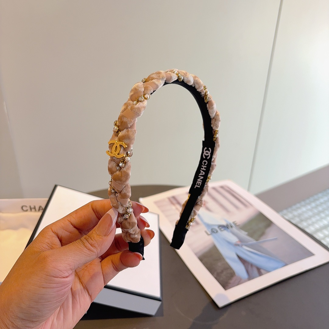 NO:372189,Packaging CHANEL (Chanel) new exquisite letter headband, retro internet celebrity headband, paired with high-end materials, super exquisite, fashionable and high-end versatile style. Hairpins, hairpins, chanel, chanel, hairpins19860909配包装 CHANEL（香奈儿）新款精美字母发箍,复古网红爆款头箍 搭配高端材质,超精致,时尚高级百搭款.发夹,发夹,chanel,chanel,hairpins,accessory