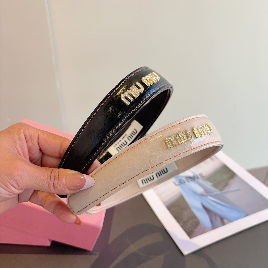 NO:372193,Packaged with miumiu new Korean version of high-end leather letter headband, all the details are shot!  The special rhinestone fabric is very elegant!  hairpins, hairpins, miumiu, hairpins19860909配包装 miumiu 缪缪 新款韩版高级感皮质字母发箍,细节全部实拍！水钻特制面料非常显气质！发夹,发夹,miumiu,hairpins,accessory