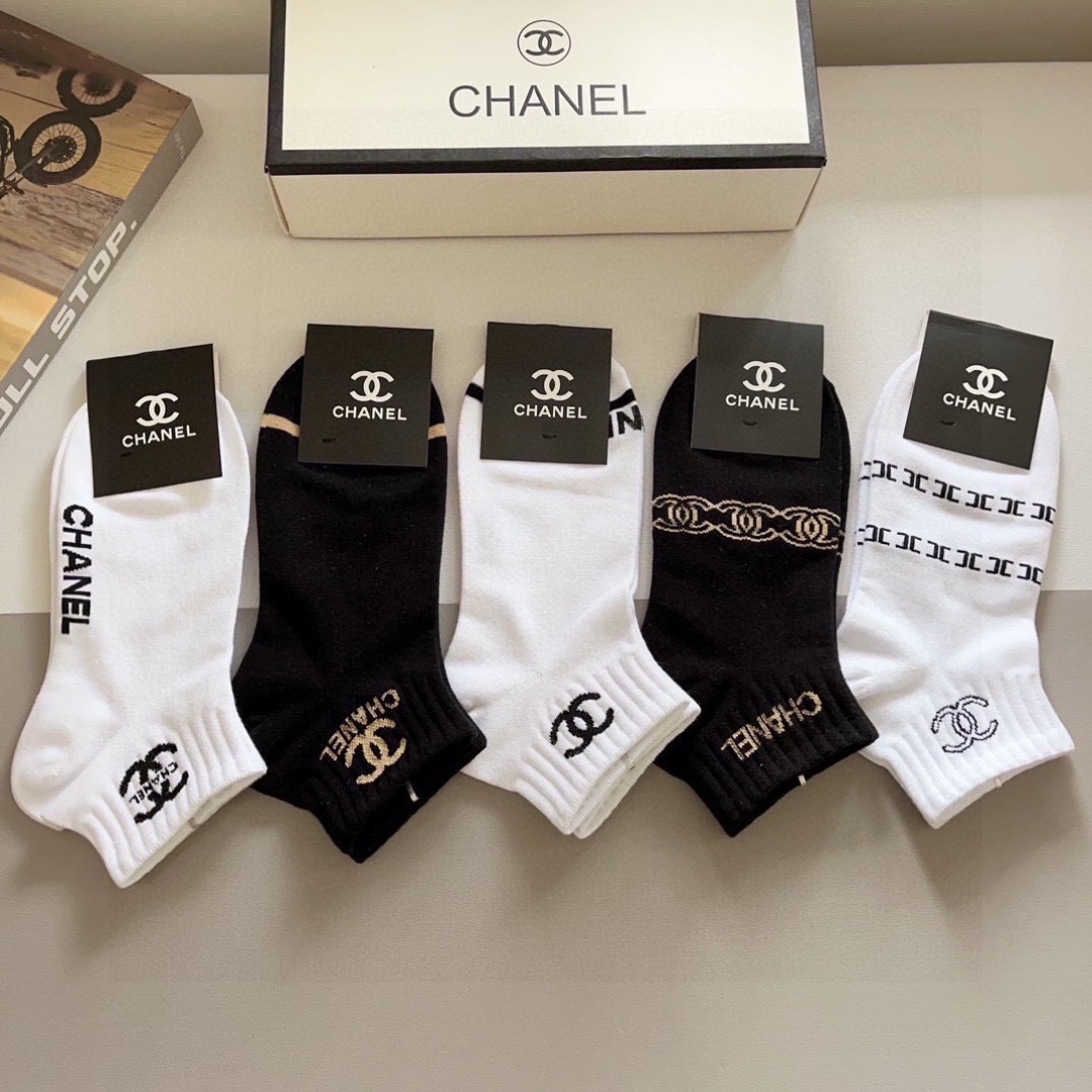 配包装（一盒5双）CHANEL 香奈儿经典短款袜子❗️高版本纯棉材质柔软，秒杀市场普通货，经典的双C图案