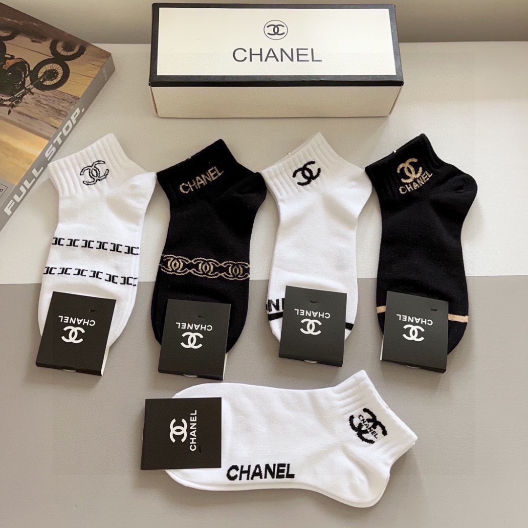 配包装（一盒5双）CHANEL 香奈儿经典短款袜子❗️高版本纯棉材质柔软，秒杀市场普通货，经典的双C图案