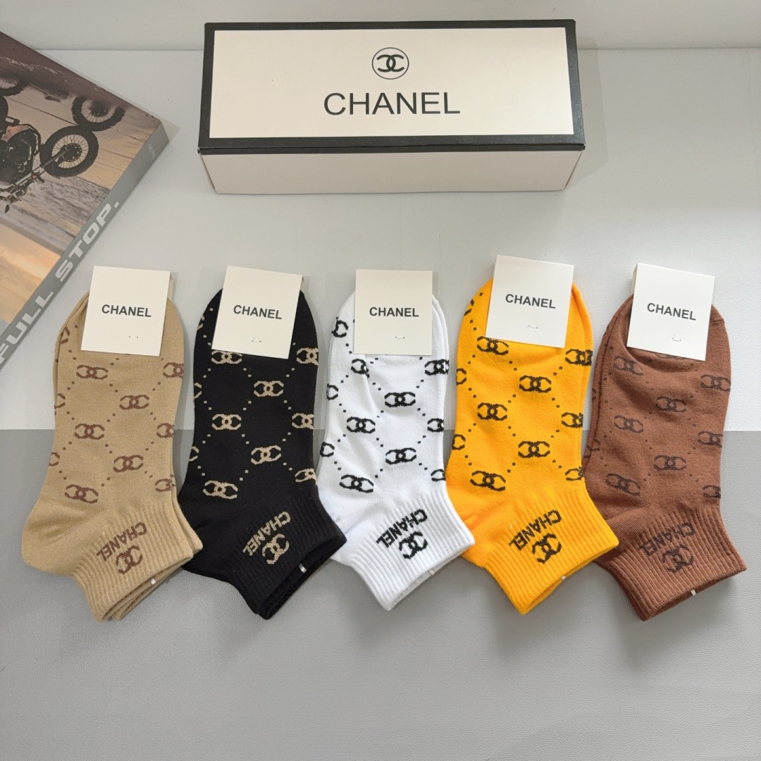 配包装（一盒5双）CHANEL 香奈儿经典袜子❗️高版本纯棉材质柔软，秒杀市场普通货，经典的双C图案lo