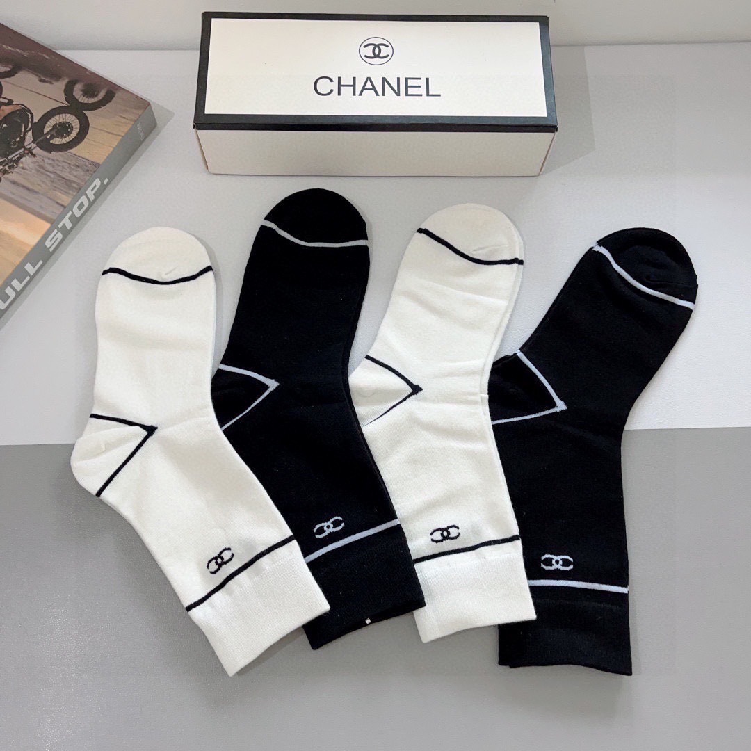 配包装（一盒4双）CHANEL 香奈儿经典袜子❗️高版本纯棉材质柔软，秒杀市场普通货，经典的双C图案lo