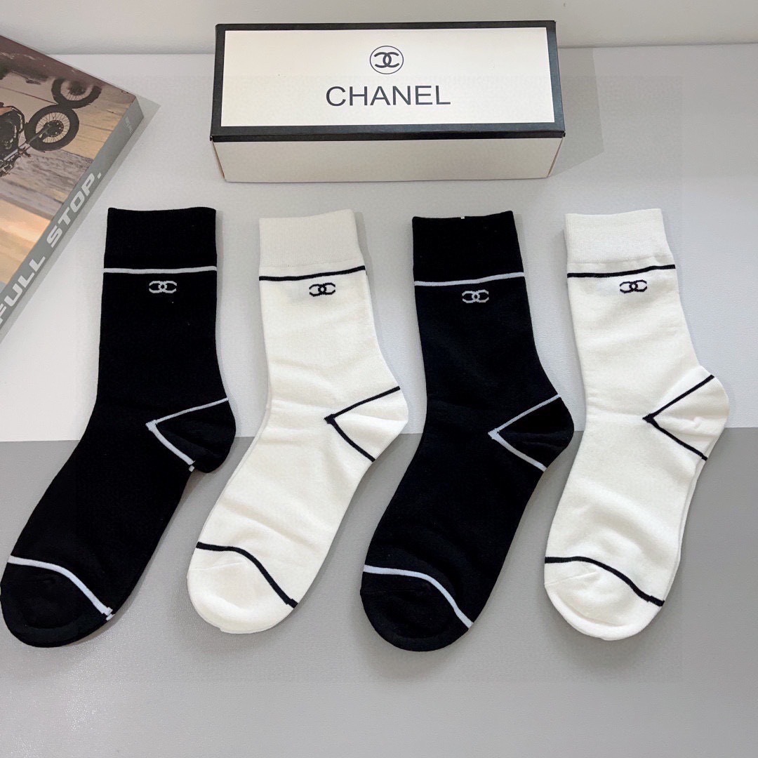 配包装（一盒4双）CHANEL 香奈儿经典袜子❗️高版本纯棉材质柔软，秒杀市场普通货，经典的双C图案lo