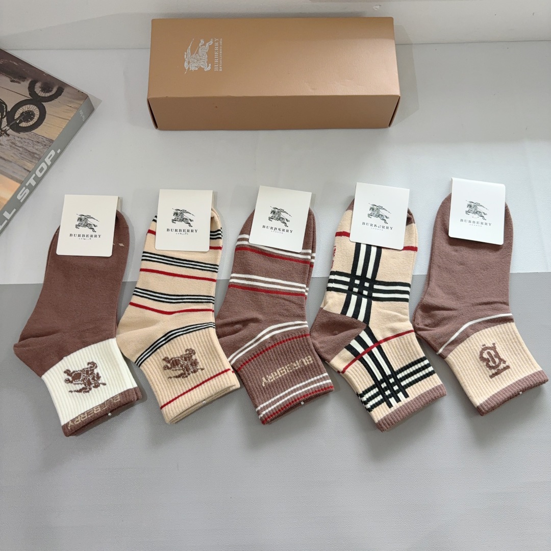 配包装（一盒5双） 🌟 BURBERRY 巴宝莉经典字母logo中筒袜子，个性时尚百搭款，！你值得拥有哦