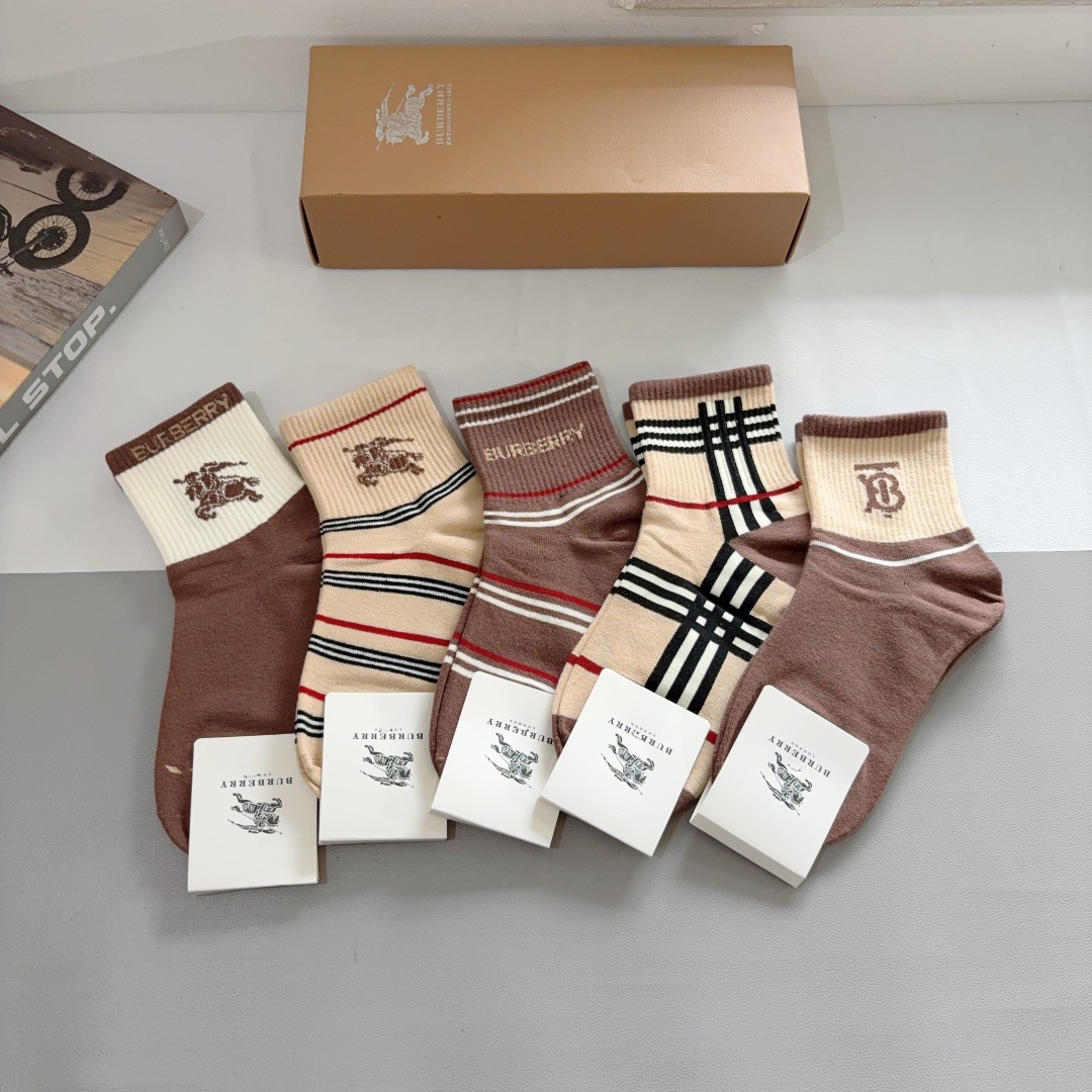 配包装（一盒5双） 🌟 BURBERRY 巴宝莉经典字母logo中筒袜子，个性时尚百搭款，！你值得拥有哦