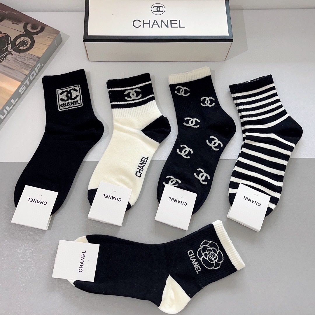 配包装（一盒5双）CHANEL 香奈儿经典中筒袜子❗️高版本纯棉材质柔软，秒杀市场普通货，经典的双C图案
