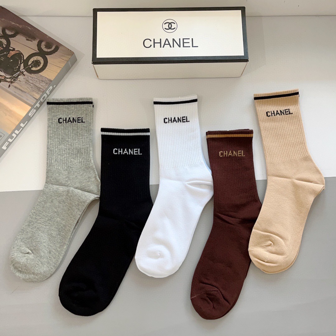 配包装（一盒5双）CHANEL 香奈儿经典长筒袜子❗️高版本纯棉材质柔软，秒杀市场普通货，经典的双C图案