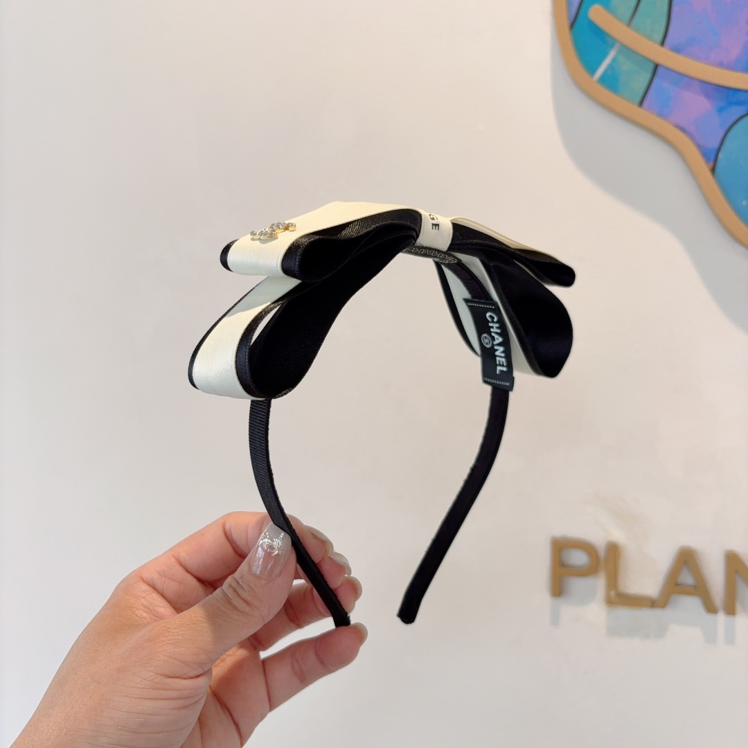 NO:372208,Packaging CHANEL (Chanel) new exquisite bow headband, retro internet celebrity headband, paired with high-end materials, super exquisite, fashionable and high-end versatile style. Hairpins, hairpins, chanel, chanel, hairpins19860909配包装 CHANEL（香奈儿）新款精美蝴蝶结发箍,复古网红头箍 搭配高端材质,超精致,时尚高级感百搭款.发夹,发夹,chanel,chanel,hairpins,accessory