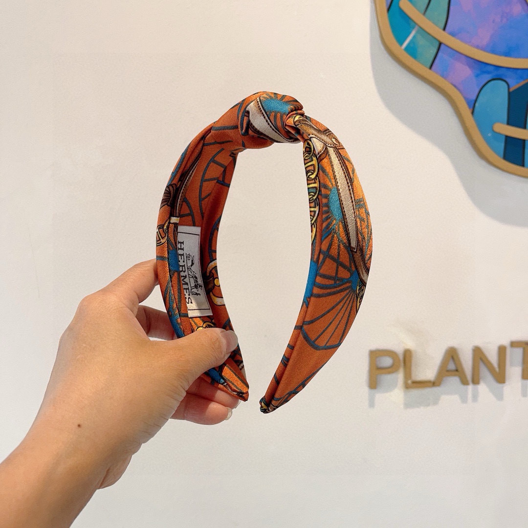 NO:372213,Packaging Hermes (Hermes) is a popular custom-made headband, the same style as the internet celebrity, imported silk fabric, export orders and details are all shot!  The special fabric is very textured!  hairpins, hairpins, hermes, hermes, real silk, hairpins19860909配包装 Hermes（爱马仕） 火爆定制款发箍,网红同款 进口真丝面料, 出口订单、细节全部实拍！特制面料非常显质感！发夹,发夹,hermes,hermes,real silk,hairpins,accessory