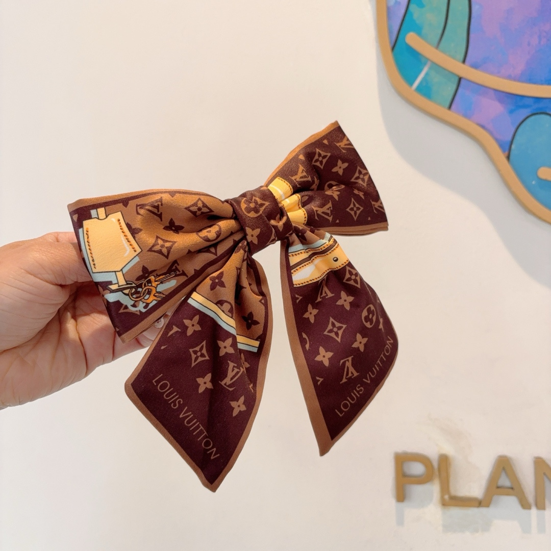 NO:372222,Packaged by LV (Louis Vuitton) Internet celebrity bow hair clip, slingshot clip, classic bow headdress, super versatile!  Recommended by knocking on the blackboard, letting you become a big brand instantly!  hairpin, hairpin, louis vuitton, louis vuitton, hairpins19860909配包装 LV（路易威登）网红同款蝴蝶结发夹 弹弓夹 经典蝴蝶结头饰,超级百搭哦！敲黑板推荐,让你秒变大牌范儿！发夹,发夹,louis vuitton,louis vuitton,hairpins,accessory