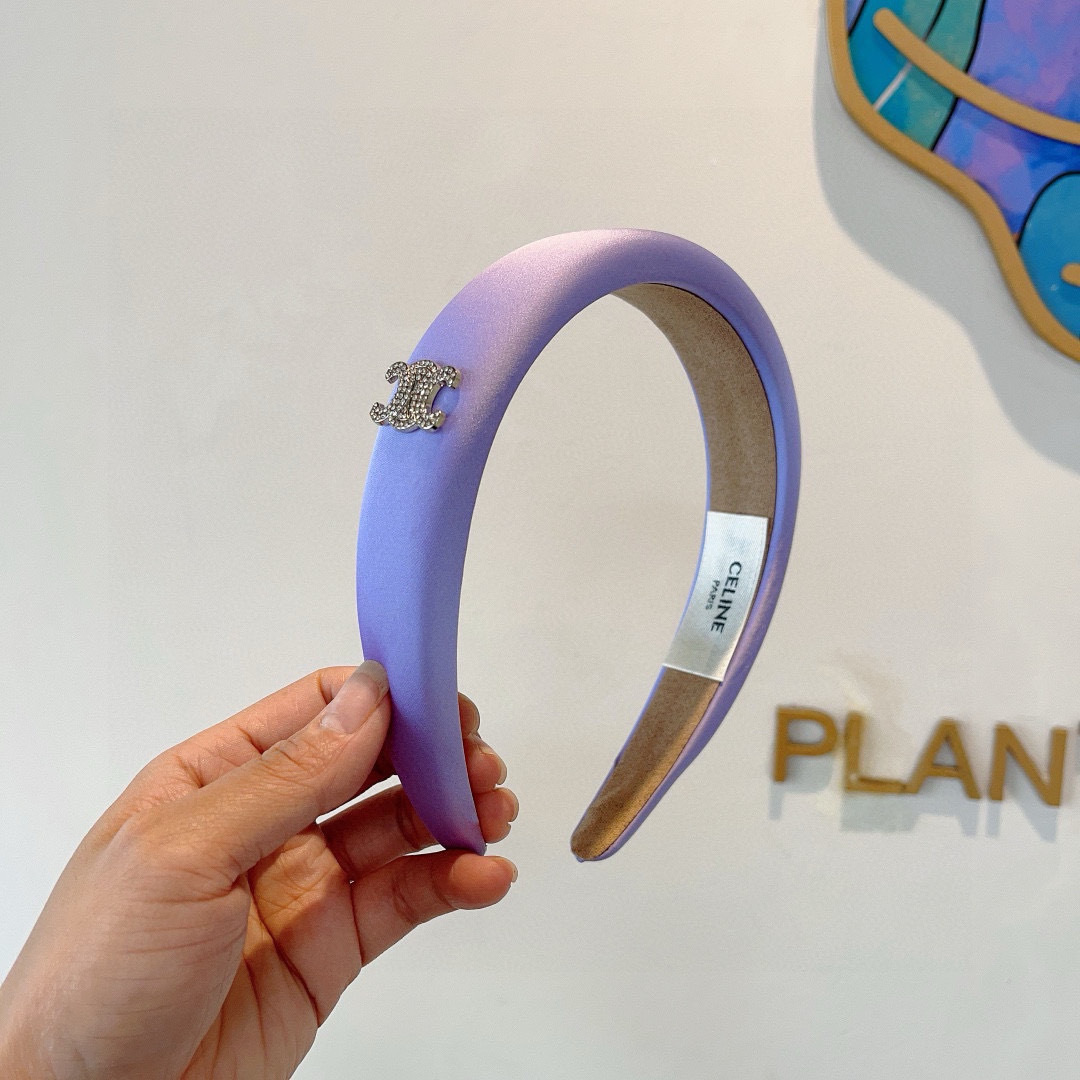 NO:372246,Packaging CELINE Internet celebrity sponge satin headband, comfortable to wear without pressure, must-have for styling!  Very fashionable and versatile!  A must-have headband for goddesses!  celebrity style. Hairpins, hairpins, celine, celine, hairpins19860909配包装 CELINE（赛琳）网红款海绵缎面发箍 佩戴舒适无压力,造型搭配必备！非常时尚百搭！女神必备头箍！名媛范儿.发夹,发夹,celine,celine,hairpins,accessory