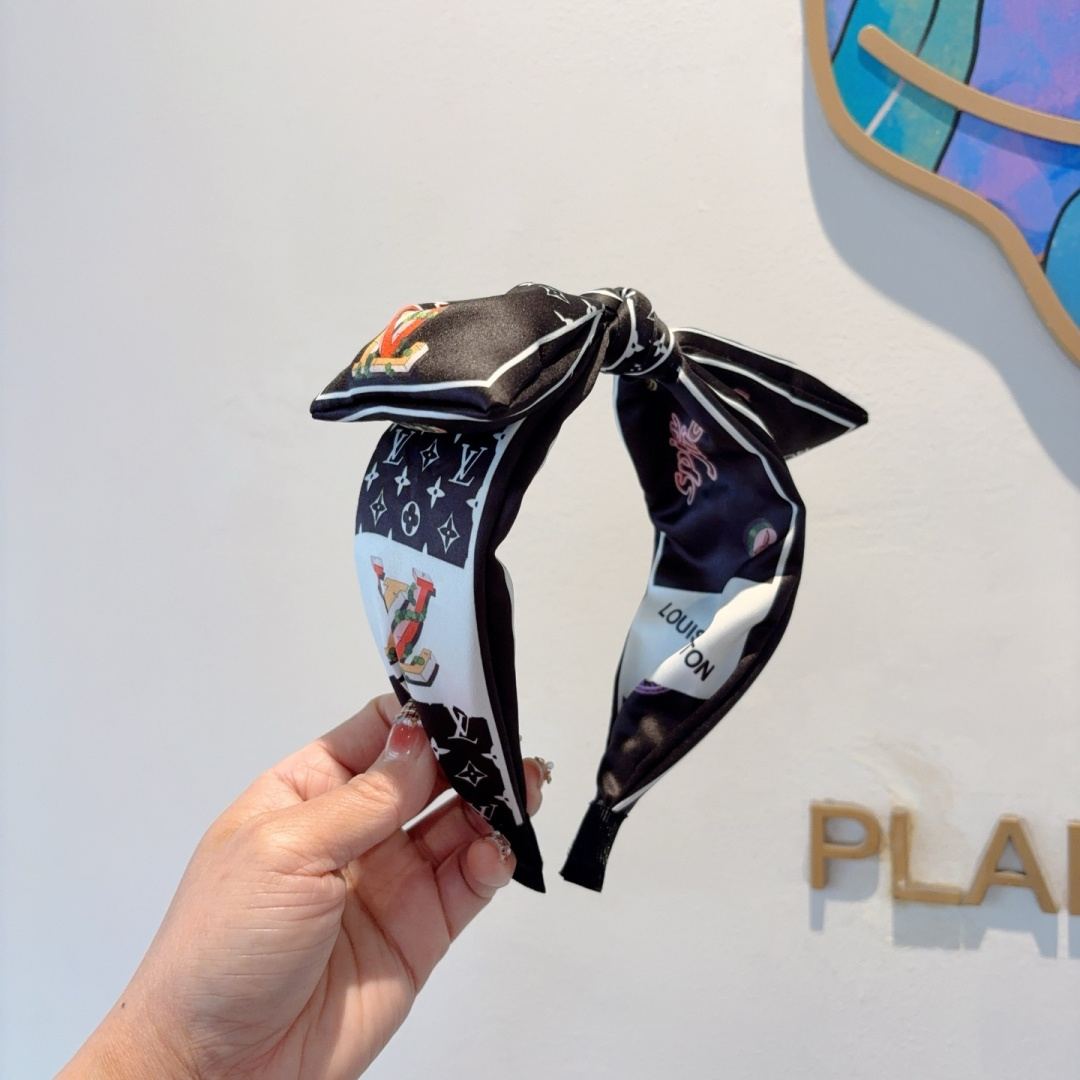 NO:372257,Packaged by LV Louis Vuitton, popular new wide-version bow headband, fashionable headband, the latest counter model is coming to be fashionable and versatile, goddess must enter!  hairpin, hairpin, louis vuitton, louis vuitton, hairpins19860909配包装 LV 路易威登 火爆新款宽版蝴蝶结发箍,时尚头箍,专柜最最新款来袭时尚百搭,女神必入 ！发夹,发夹,louis vuitton,louis vuitton,hairpins,accessory
