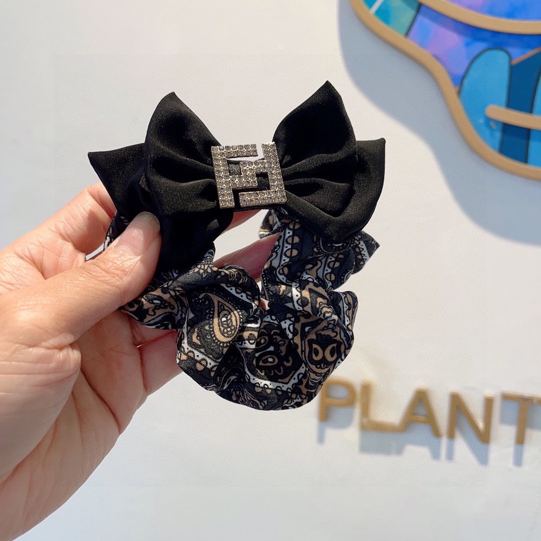 NO:372271,Packaging FENDI (Fendi) internet celebrity new hairstyle, exquisite intestinal ring rubber band, comfortable and stress-free, a must-have for styling!  Very fashionable and versatile!  The essential items of goddess, super exquisite! The celebrity style. Hairpins, hairpins, fendi, fendi, fendi, hairpins19860909配包装 FENDI（芬迪）网红新款发圈,精致肠圈皮筋,佩戴舒适无压力,造型搭配必备！非常时尚百搭！女神必备单品,超级精致哦!名媛范儿.发夹,发夹,fendi,fendi,hairpins,accessory